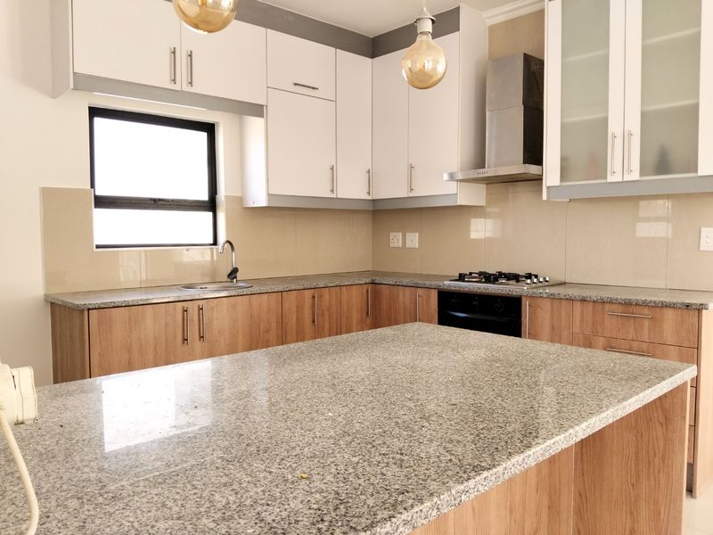 Stunning Contemporary 4-Bedroom Family Home in Parklands North - Photo 4