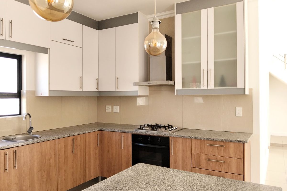 Stunning Contemporary 4-Bedroom Family Home in Parklands North - Photo 3