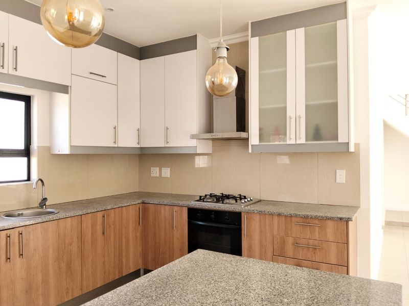 Stunning Contemporary 4-Bedroom Family Home in Parklands North - Photo 3