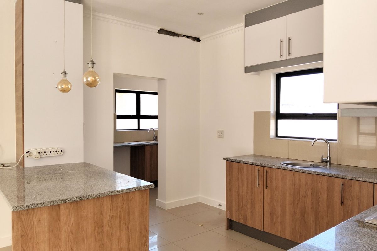 Stunning Contemporary 4-Bedroom Family Home in Parklands North - Photo 5