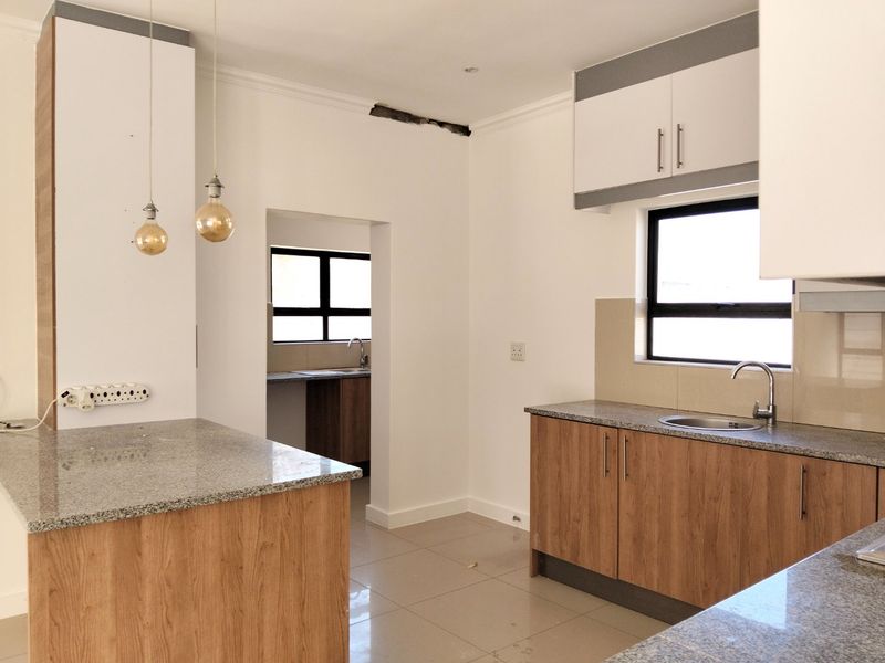 Stunning Contemporary 4-Bedroom Family Home in Parklands North - Photo 5