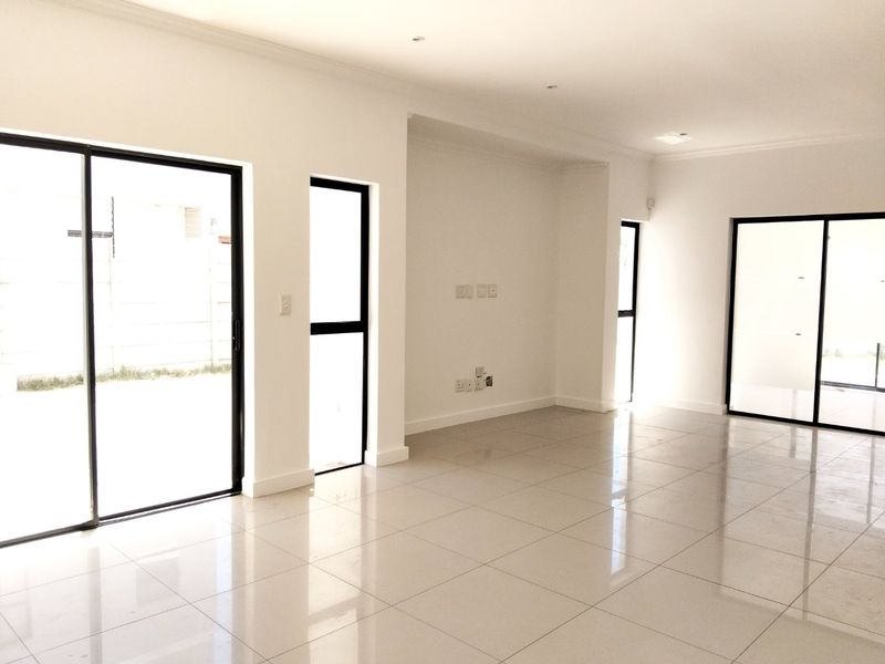 Stunning Contemporary 4-Bedroom Family Home in Parklands North - Photo 10