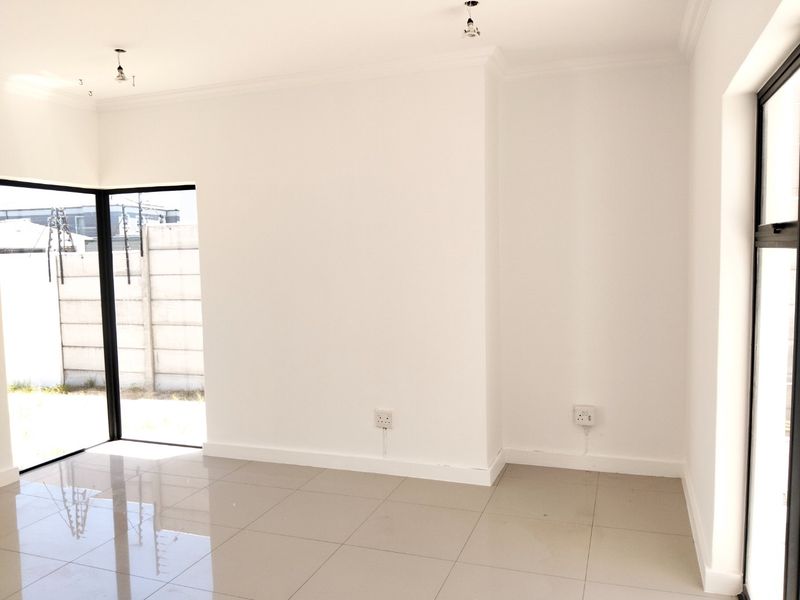 Stunning Contemporary 4-Bedroom Family Home in Parklands North - Photo 8