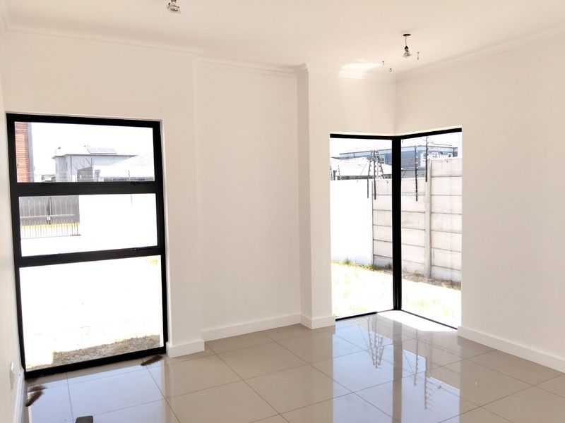 Stunning Contemporary 4-Bedroom Family Home in Parklands North - Photo 7