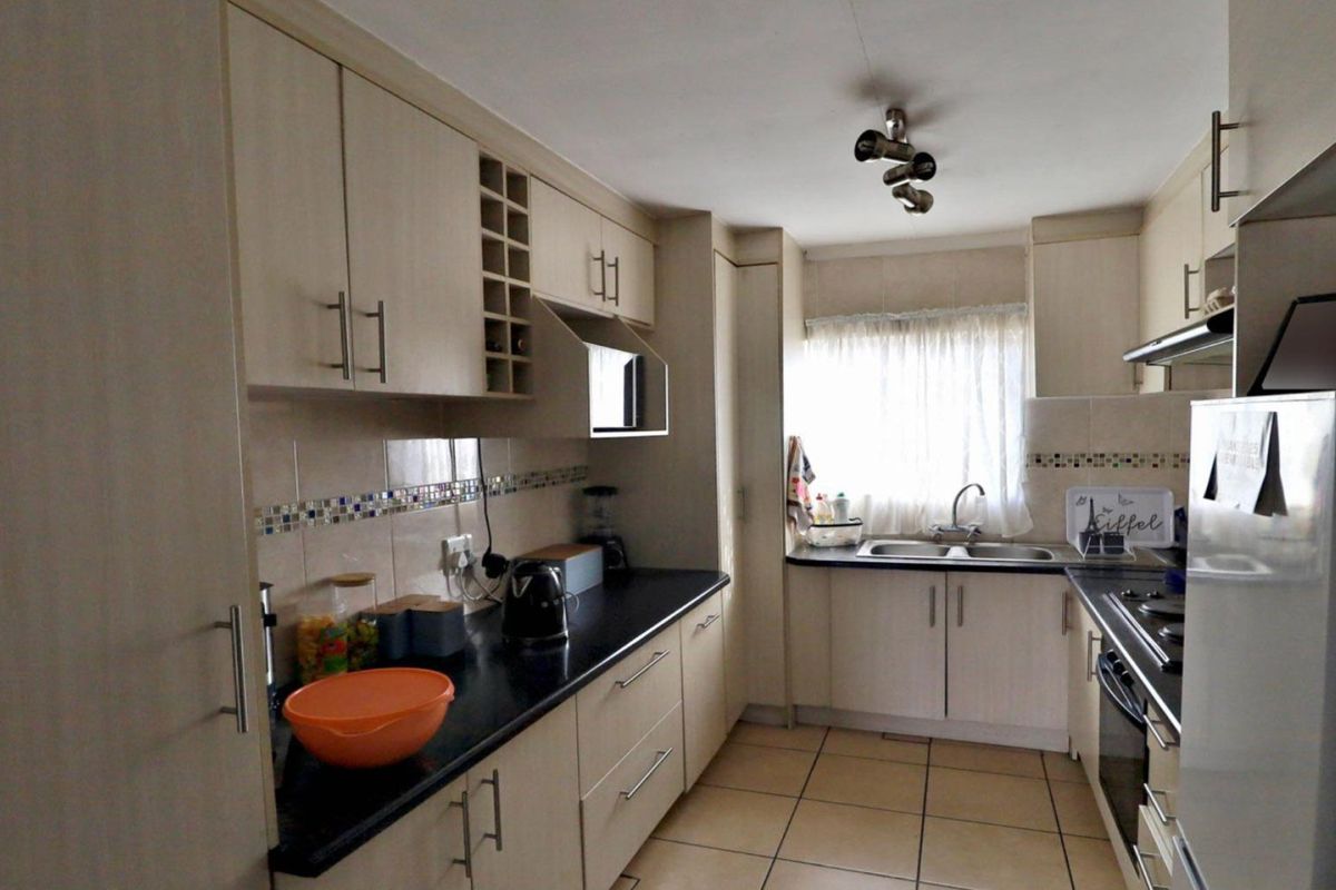 2 Bedroom Townhouse for Sale in Norkem Park - Photo 2