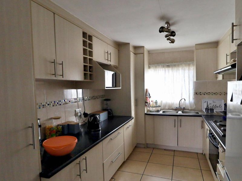 2 Bedroom Townhouse for Sale in Norkem Park - Photo 2