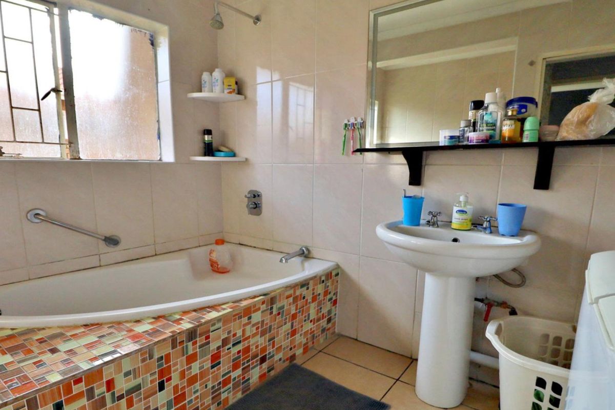 2 Bedroom Townhouse for Sale in Norkem Park - Photo 5