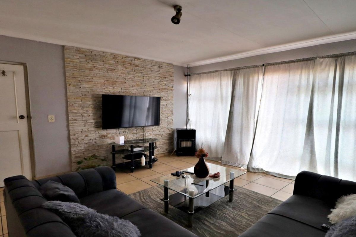 2 Bedroom Townhouse for Sale in Norkem Park - Photo 3