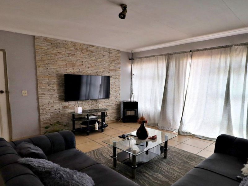 2 Bedroom Townhouse for Sale in Norkem Park - Photo 3