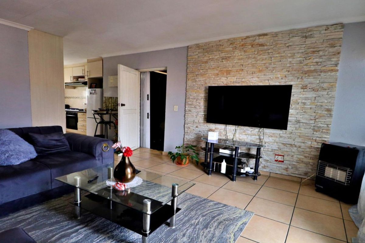 2 Bedroom Townhouse for Sale in Norkem Park - Photo 4