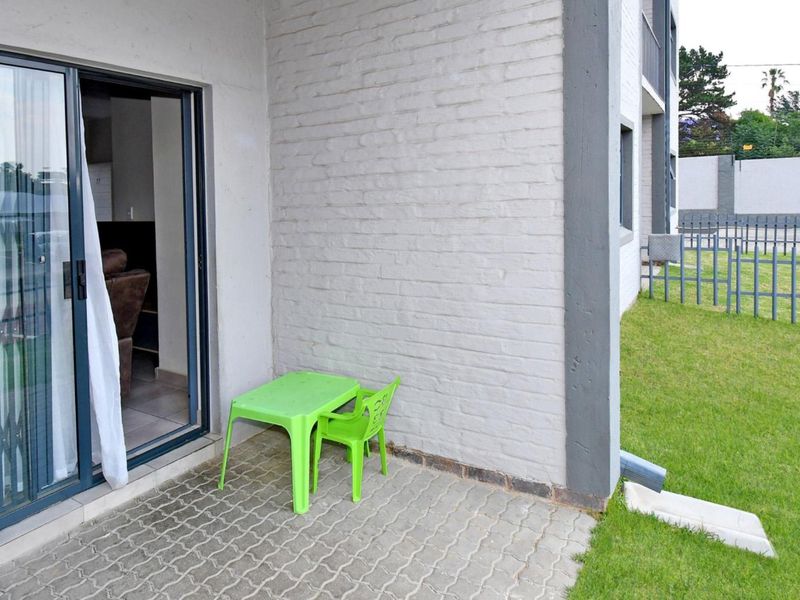 2 Bedroom Apartment in Rynfield - Photo 6