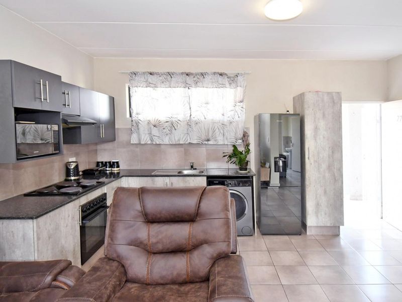 2 Bedroom Apartment in Rynfield - Photo 3