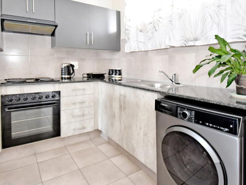 2 Bedroom Apartment in Rynfield - Photo 2