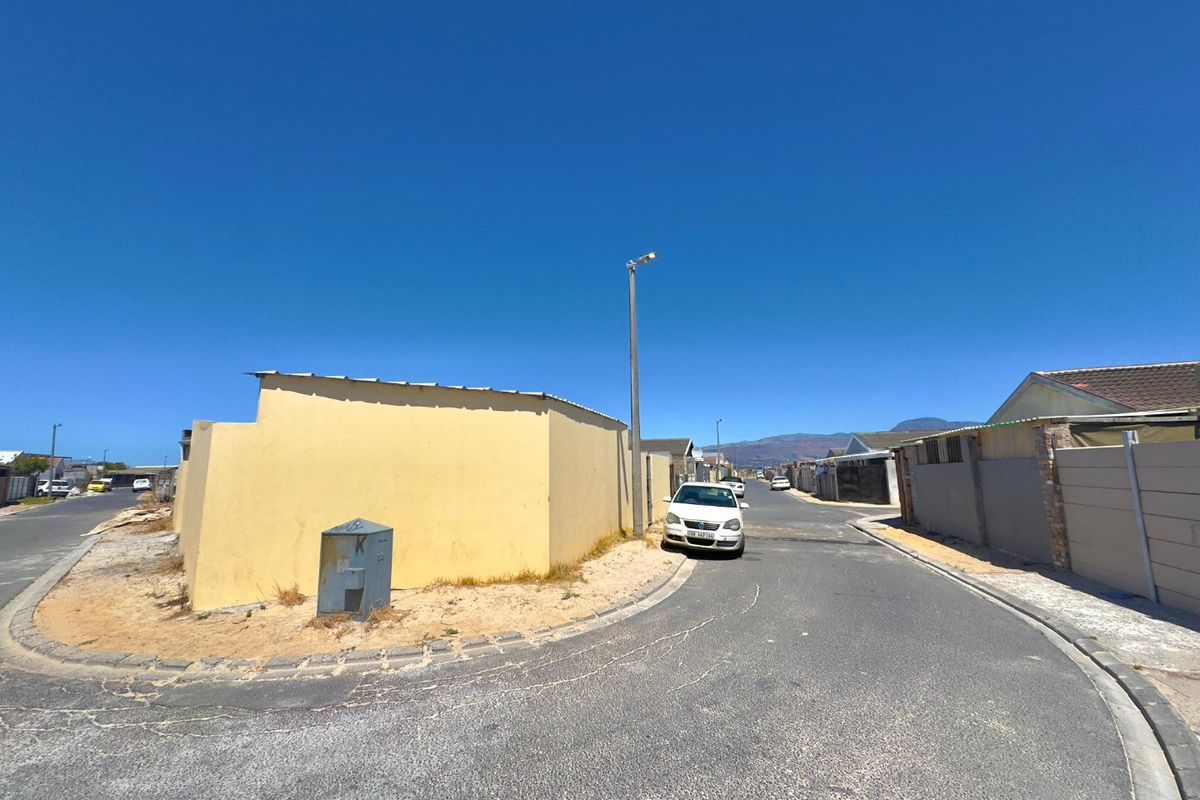 Three bedroom house with a spacious granny flat for sale - Photo 2