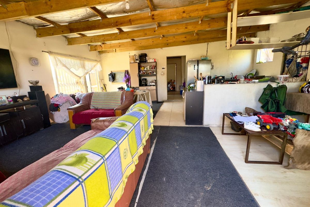Three bedroom house with a spacious granny flat for sale - Photo 4