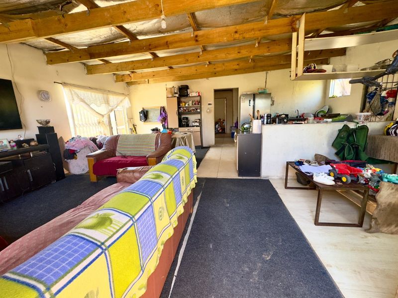 Three bedroom house with a spacious granny flat for sale - Photo 4