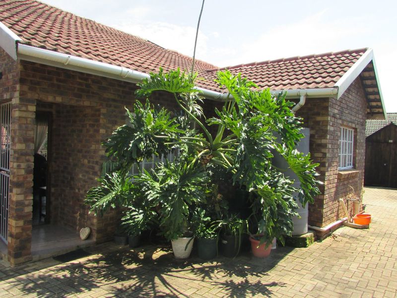 Ideal Lock-Up-and-Go Home with Pool  - Photo 4