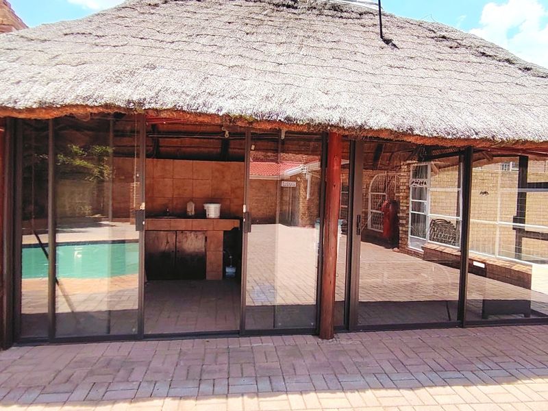 3 Bedroom Family Home for Sale in SE3 - Photo 2