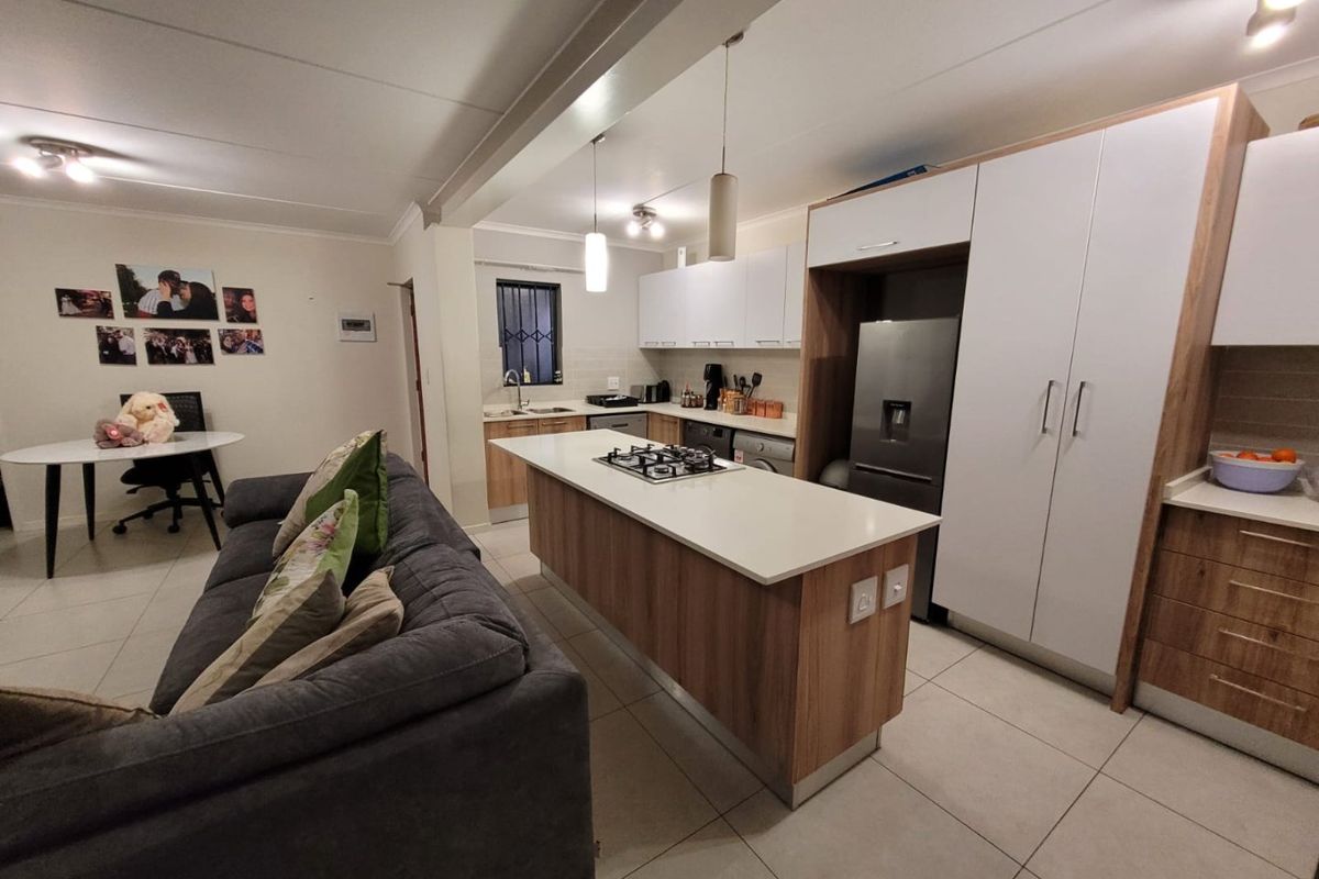 Spacious Garden Apartment in Secure Estate - Photo 2