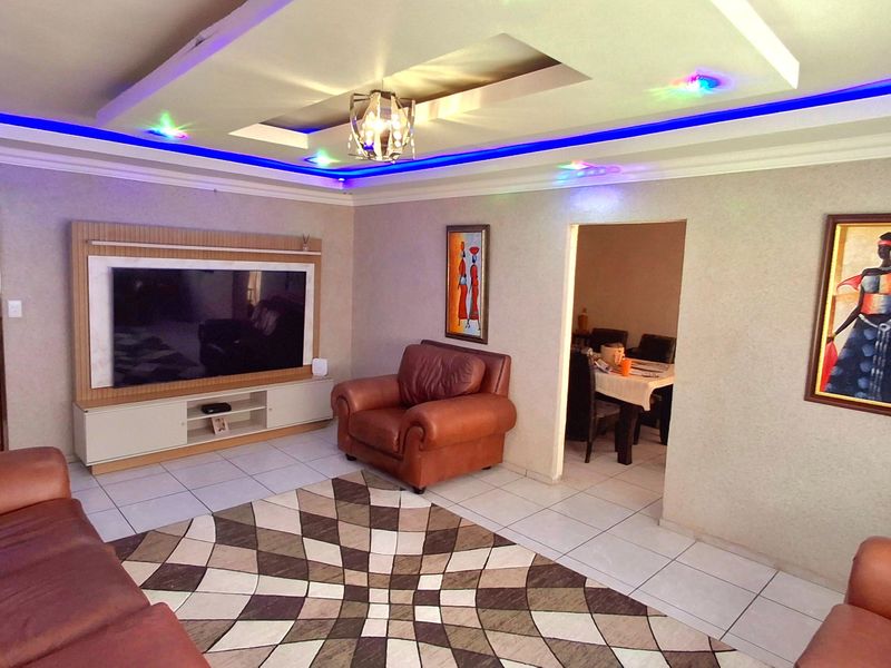 Spacious 3 Bedroom 2 Bathroom Face-Brick Family Home in Vaal Park - Photo 5