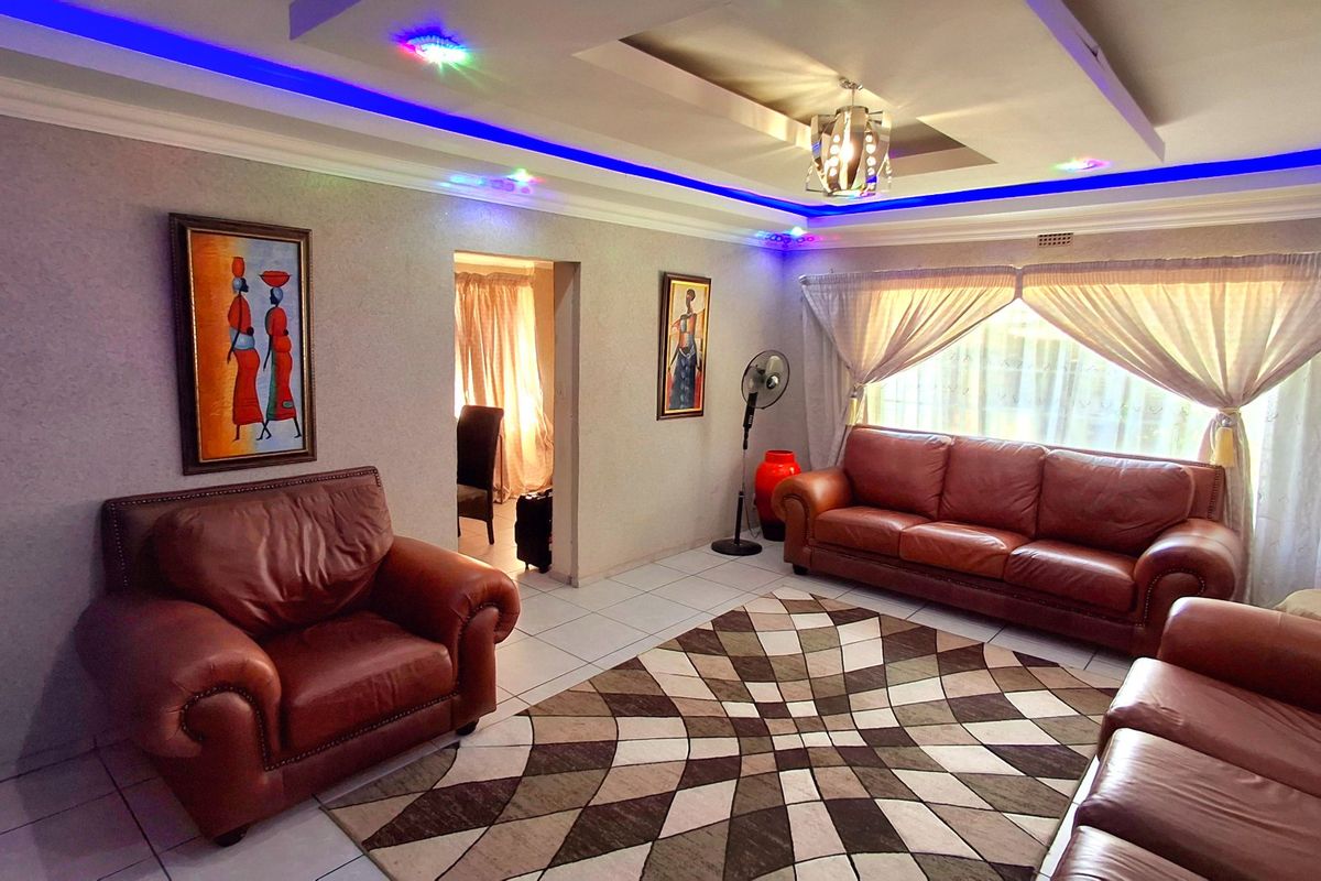 Spacious 3 Bedroom 2 Bathroom Face-Brick Family Home in Vaal Park - Photo 2