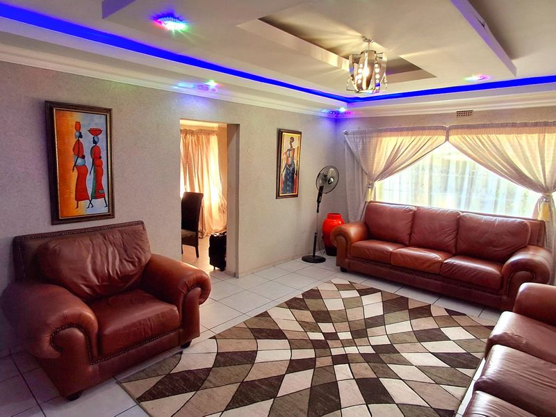 Spacious 3 Bedroom 2 Bathroom Face-Brick Family Home in Vaal Park - Photo 2