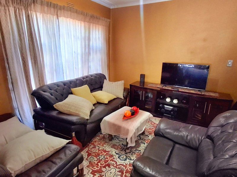 Spacious 3 Bedroom 2 Bathroom Face-Brick Family Home in Vaal Park - Photo 10