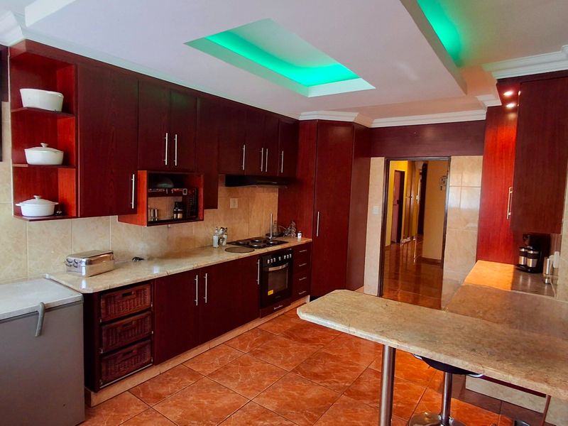 Spacious 3 Bedroom 2 Bathroom Face-Brick Family Home in Vaal Park - Photo 6