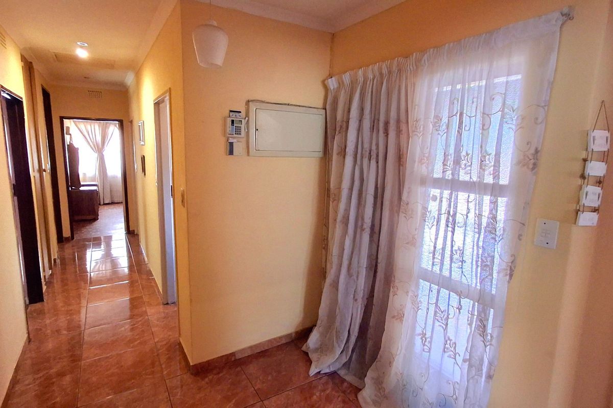 Spacious 3 Bedroom 2 Bathroom Face-Brick Family Home in Vaal Park - Photo 3