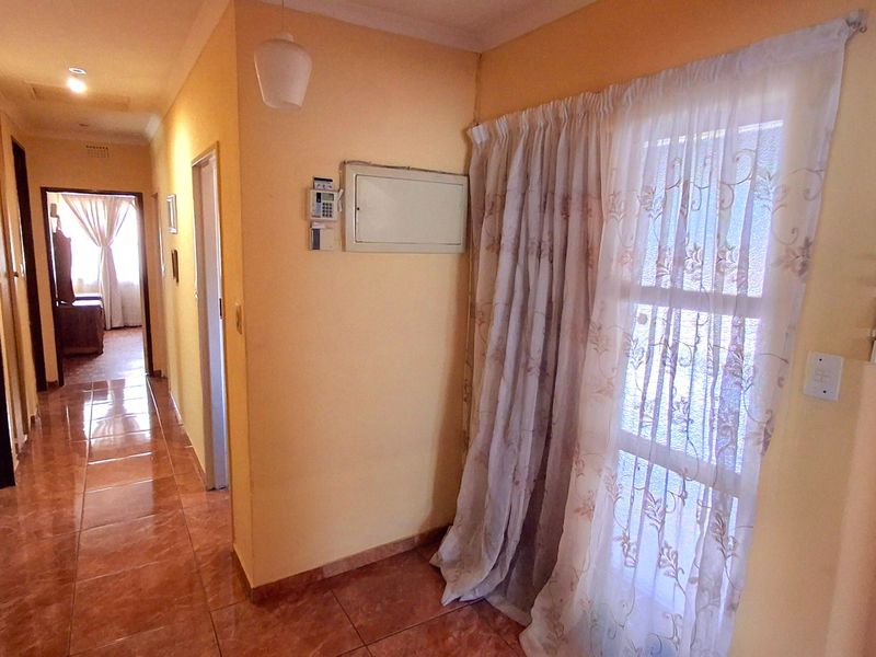 Spacious 3 Bedroom 2 Bathroom Face-Brick Family Home in Vaal Park - Photo 3