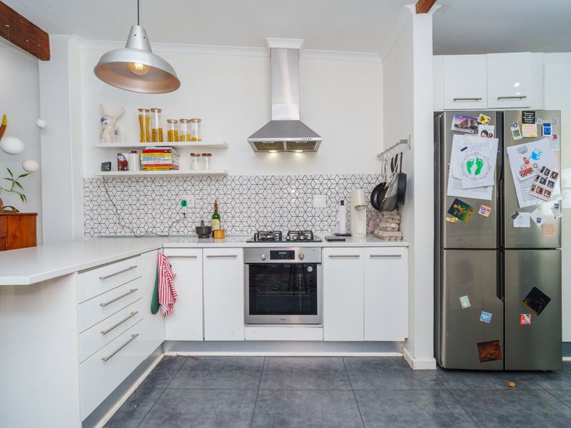 Comfortable Upper Wynberg Living | 3 Beds, Open-Plan - Photo 7