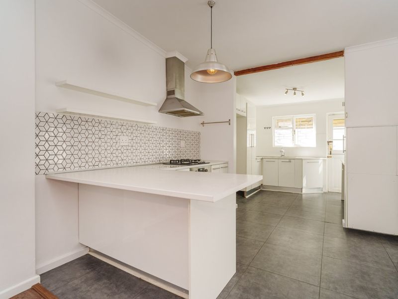 Comfortable Upper Wynberg Living | 3 Beds, Open-Plan - Photo 7