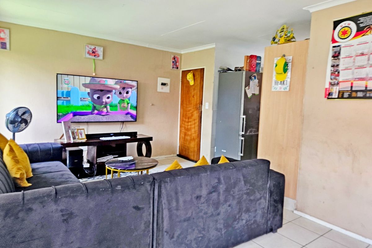 Lovely 2-bedroom house in secured complex - Photo 4