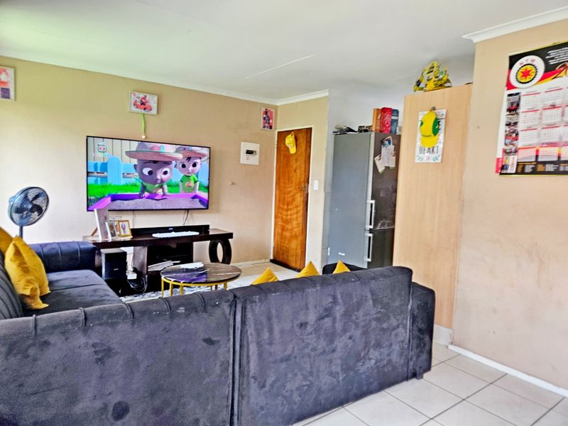 Lovely 2-bedroom house in secured complex - Photo 4