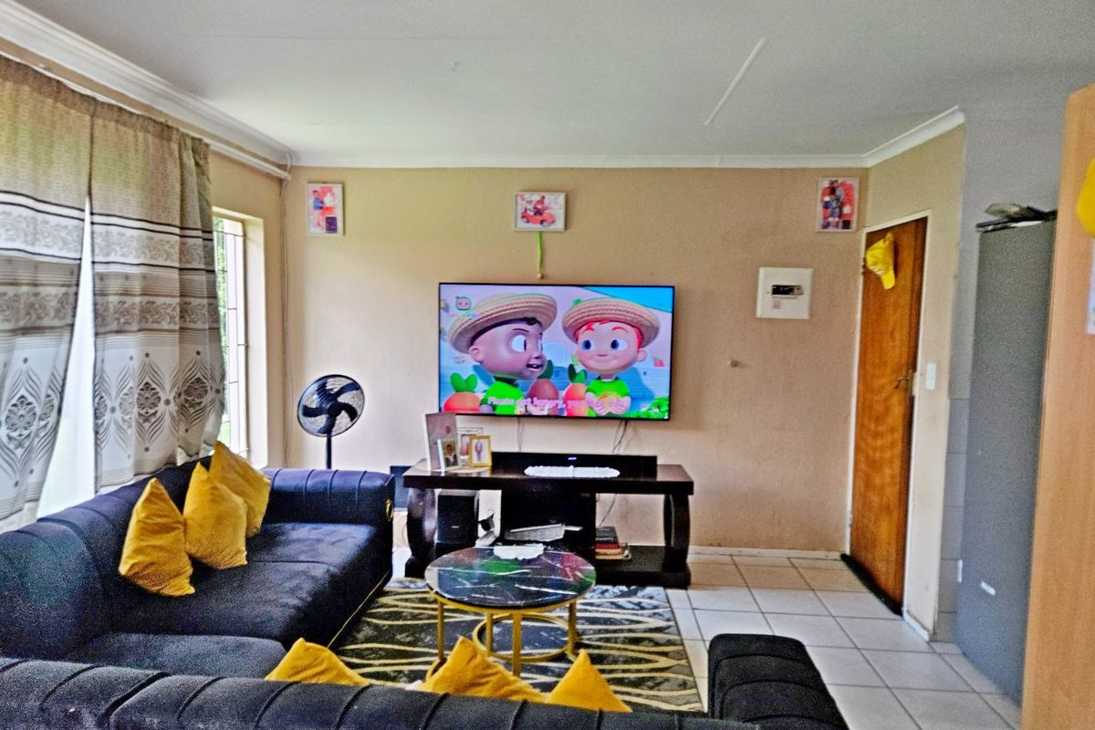 Lovely 2-bedroom house in secured complex - Photo 2