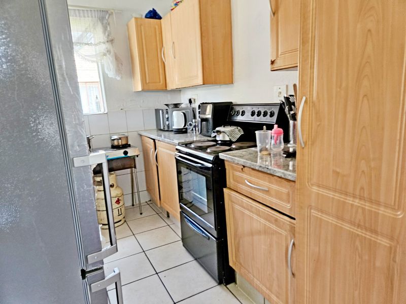 Lovely 2-bedroom house in secured complex - Photo 6