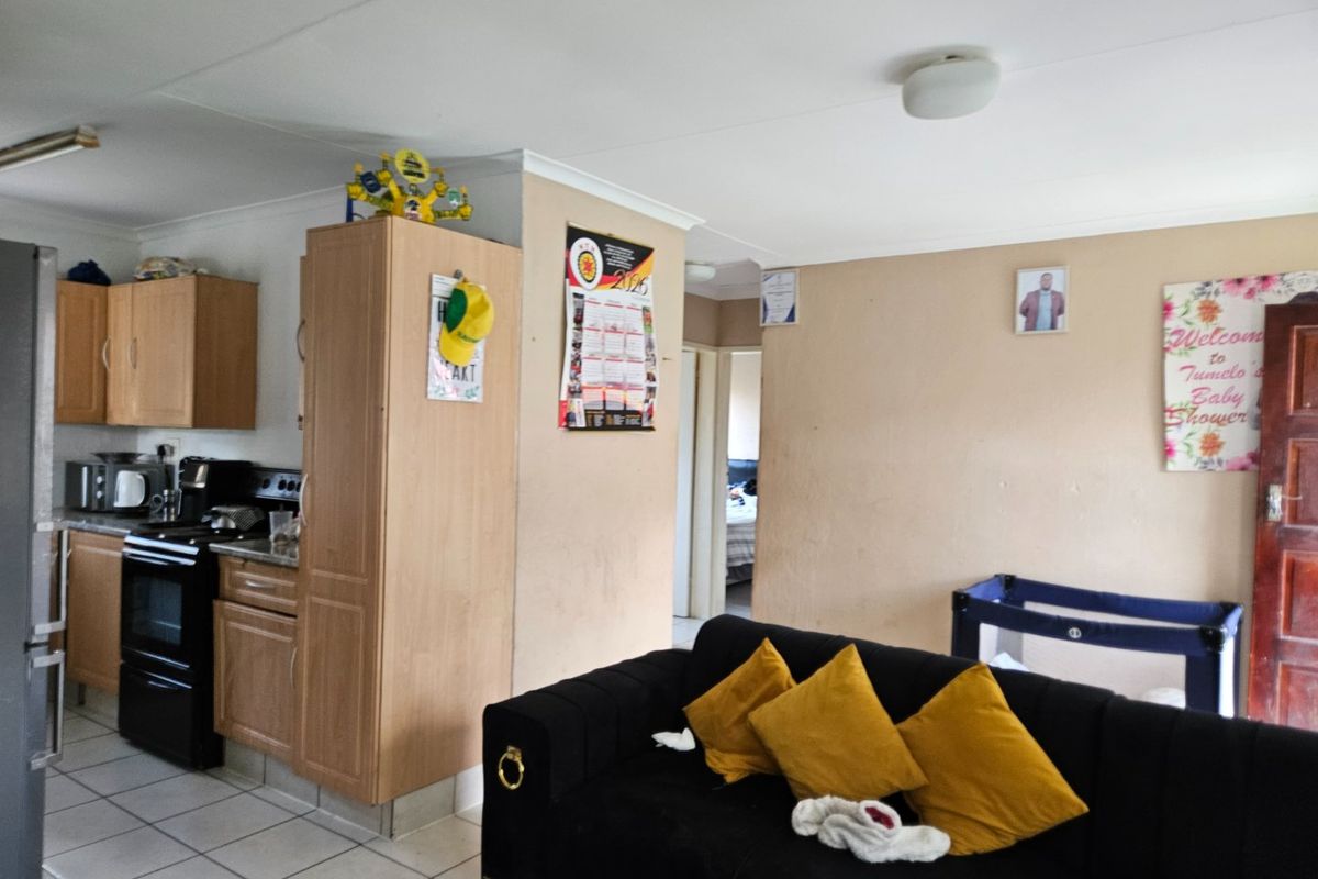 Lovely 2-bedroom house in secured complex - Photo 3