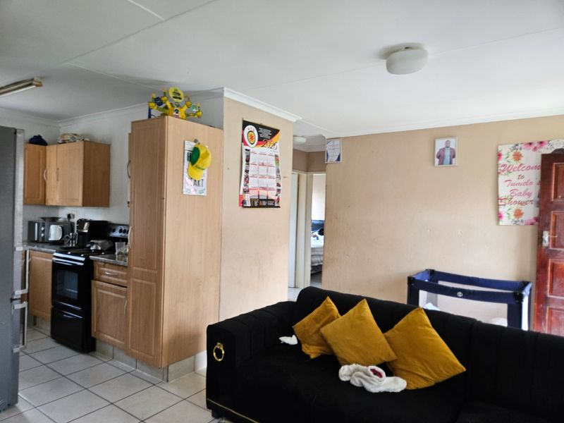 Lovely 2-bedroom house in secured complex - Photo 3