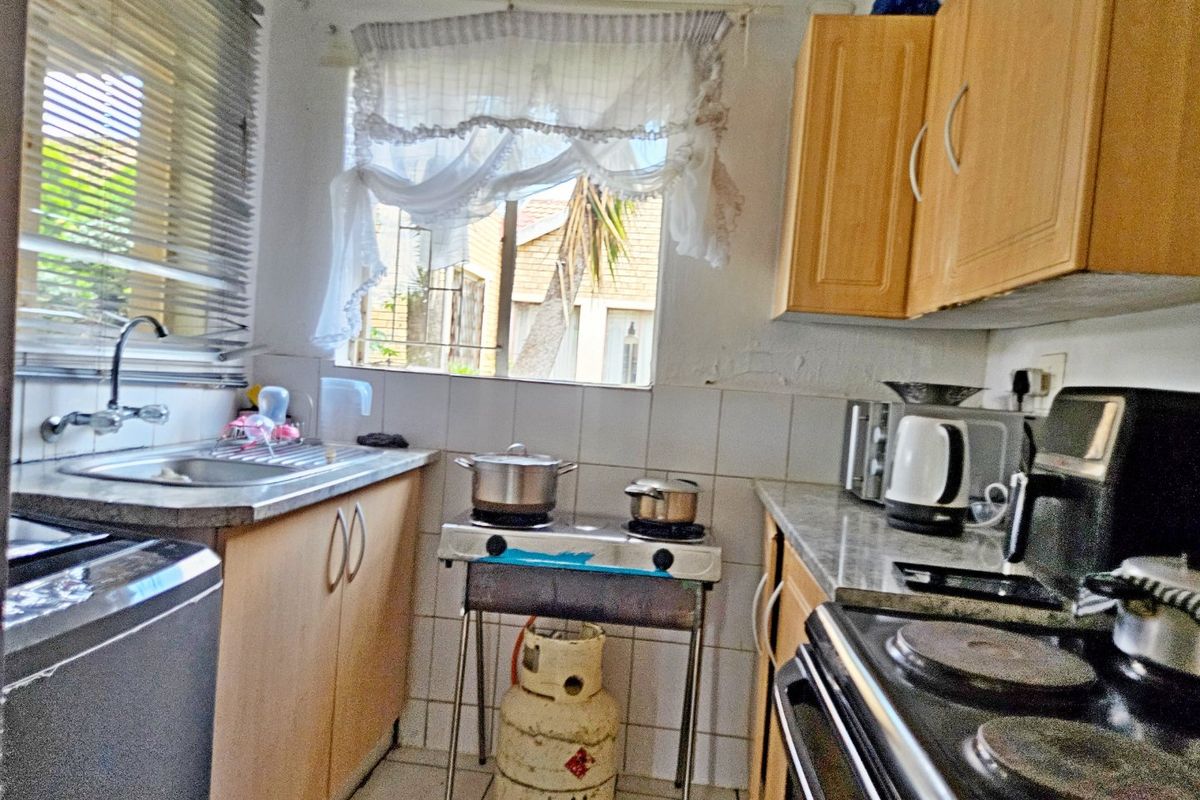 Lovely 2-bedroom house in secured complex - Photo 5