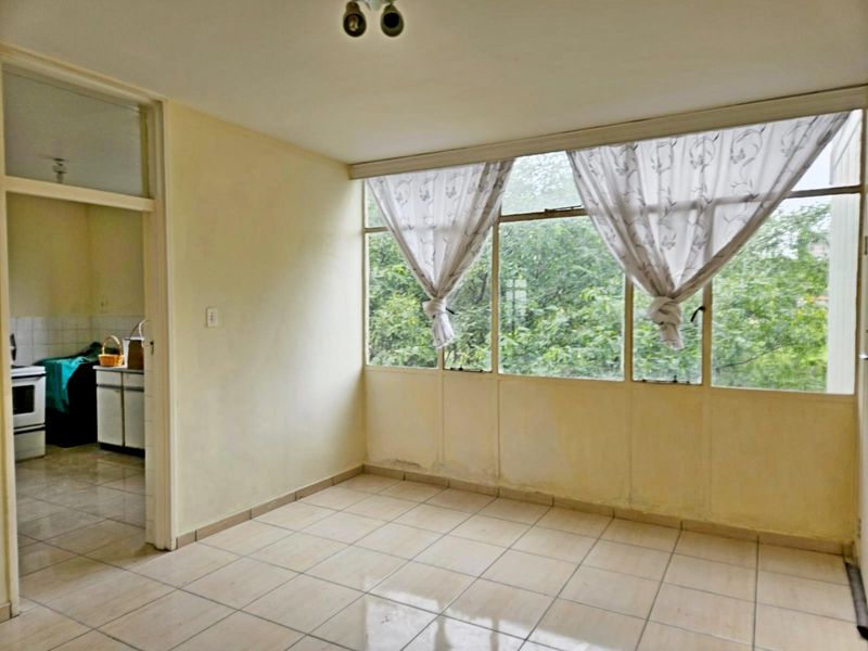 Lovely 1.5 Bedroom Apartment – Ready to Invest or Move In - Photo 2