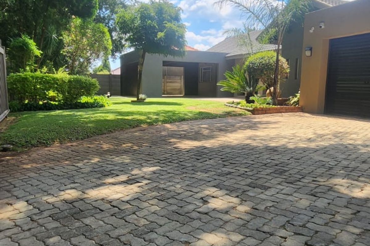 Phenomenal Home with additional income opportunity,   - Photo 2