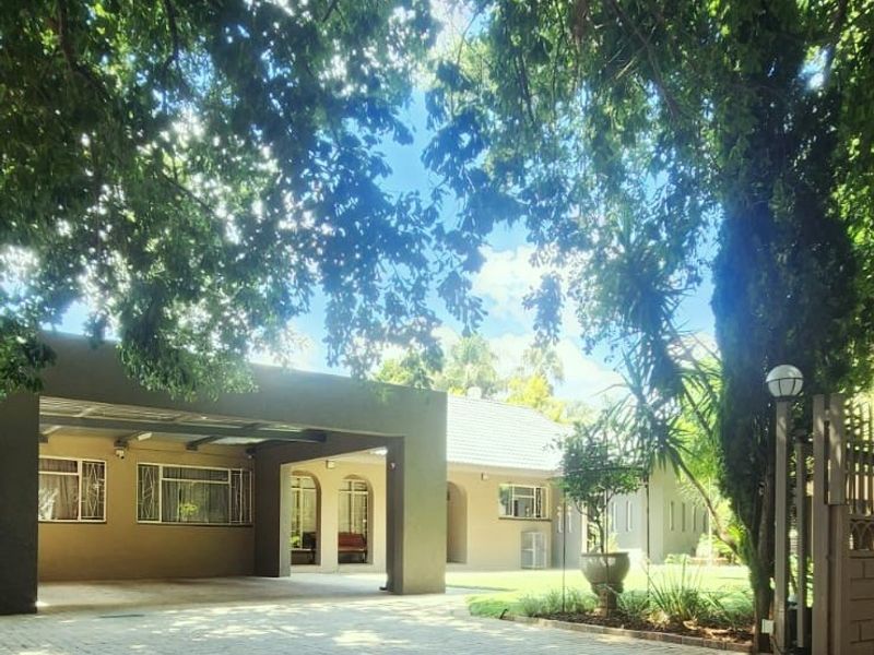 Phenomenal Home with additional income opportunity,   - Photo 2