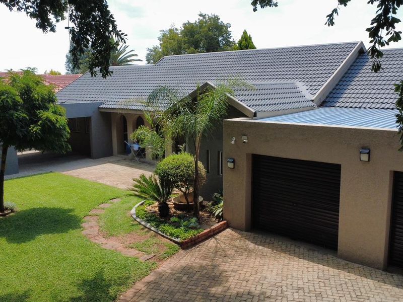 Phenomenal Home with additional income opportunity,   - Photo 1