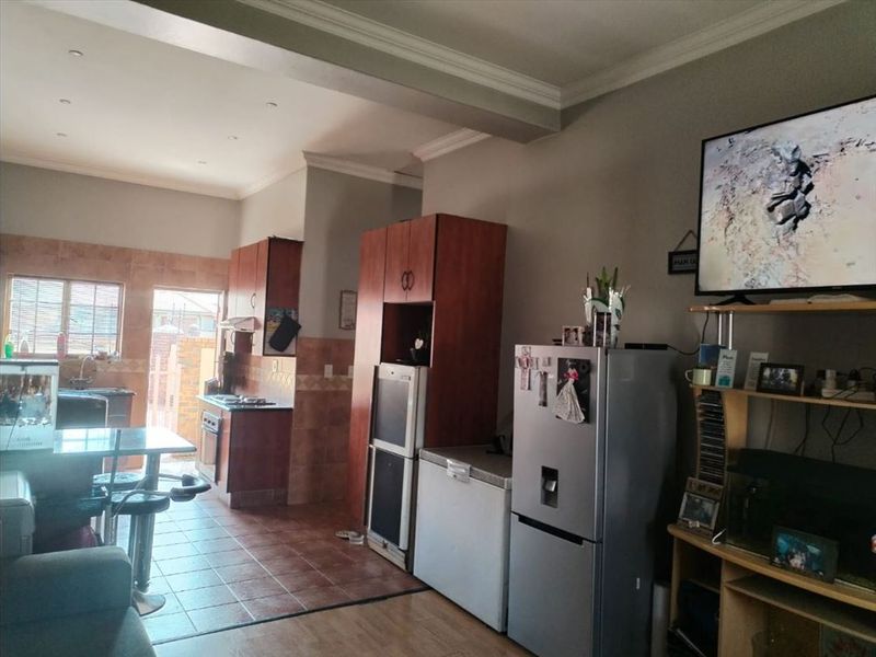 Residential Family Home - Photo 3