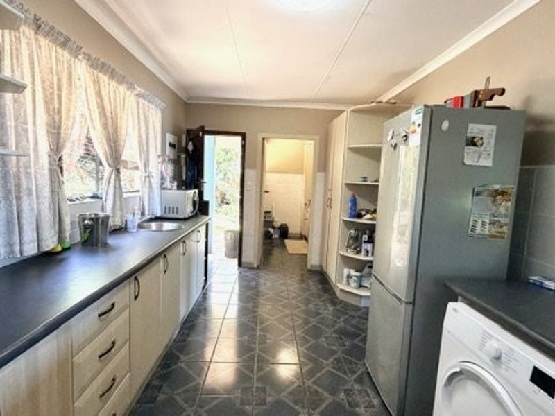 Prime Beachfront Opportunity – Three Expansive Homes in Glenmore - Steps from the Shore - Photo 7