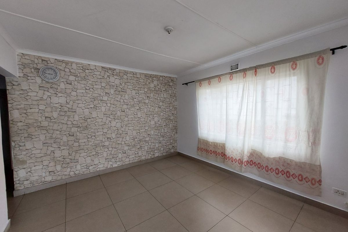 Charming 3 bedroom House for Sale - Photo 2