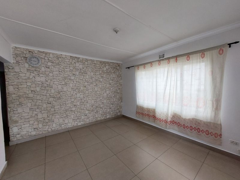 Charming 3 bedroom House for Sale - Photo 2