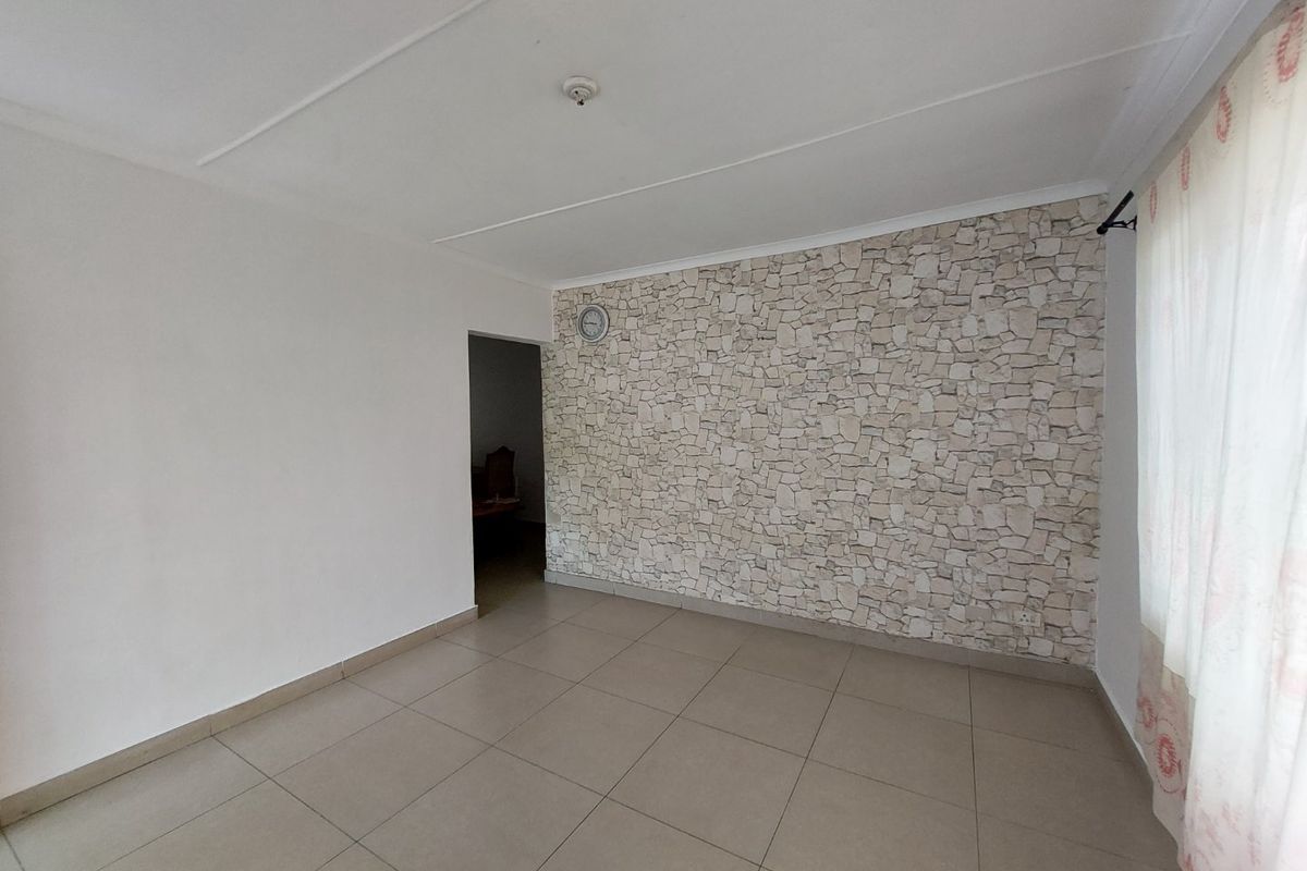 Charming 3 bedroom House for Sale - Photo 3