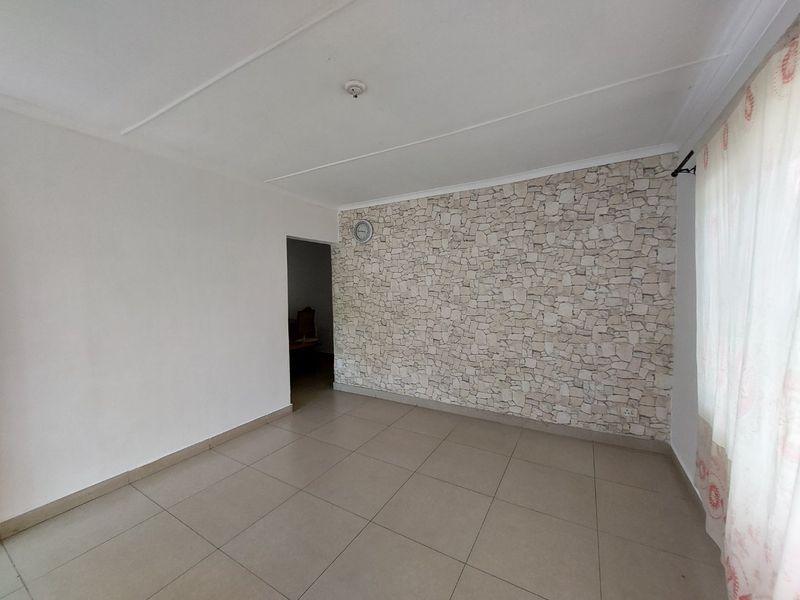 Charming 3 bedroom House for Sale - Photo 3