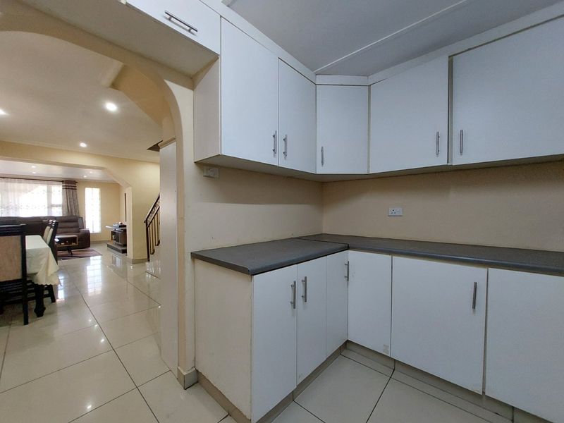 Spacious 3 Bedroom House for Sale, Glenhills Stanger - Photo 8